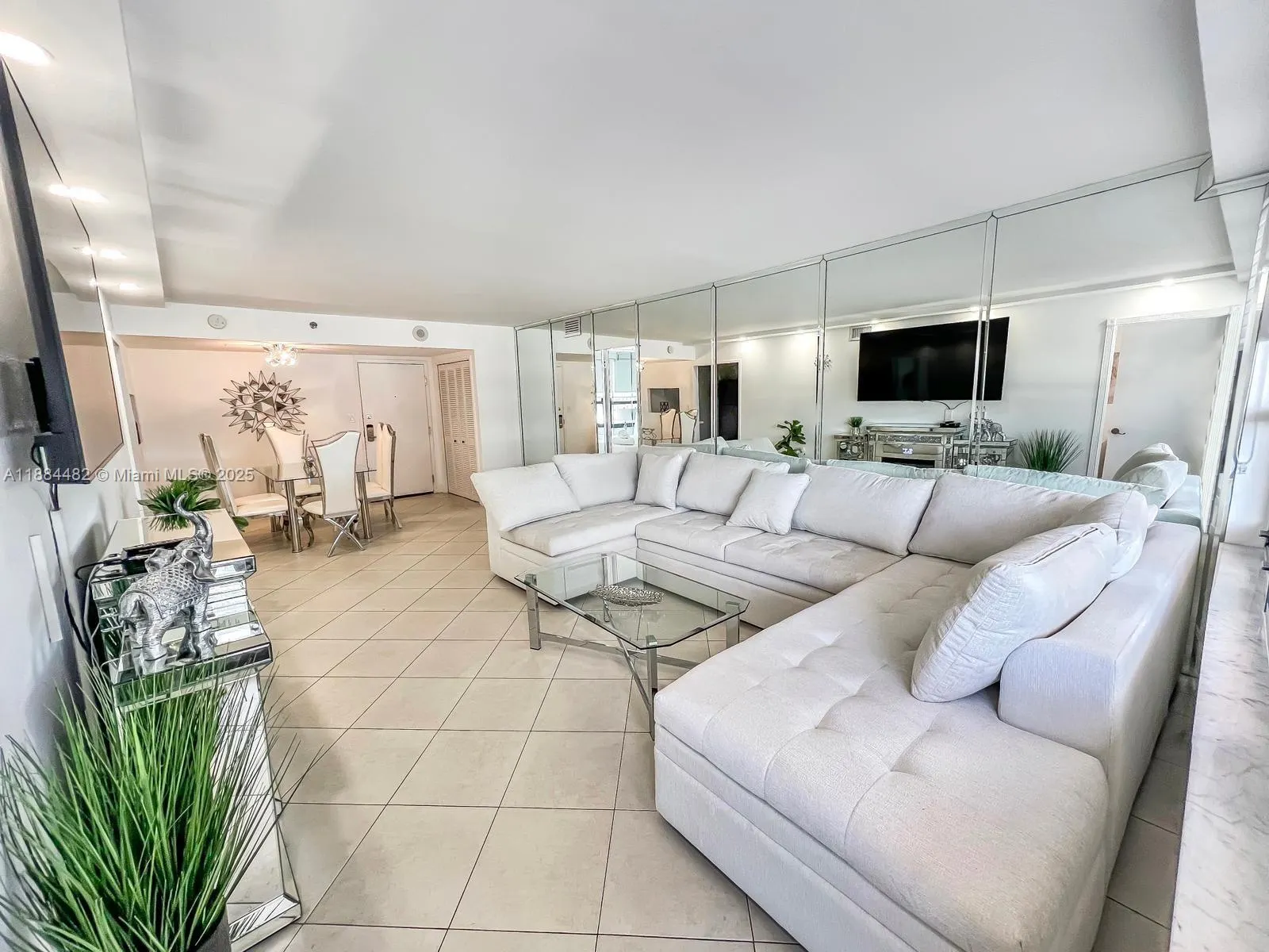 5225 Collins Ave, #517