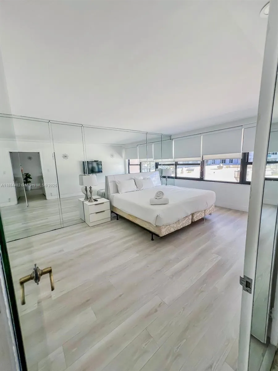 5225 Collins Ave, #517