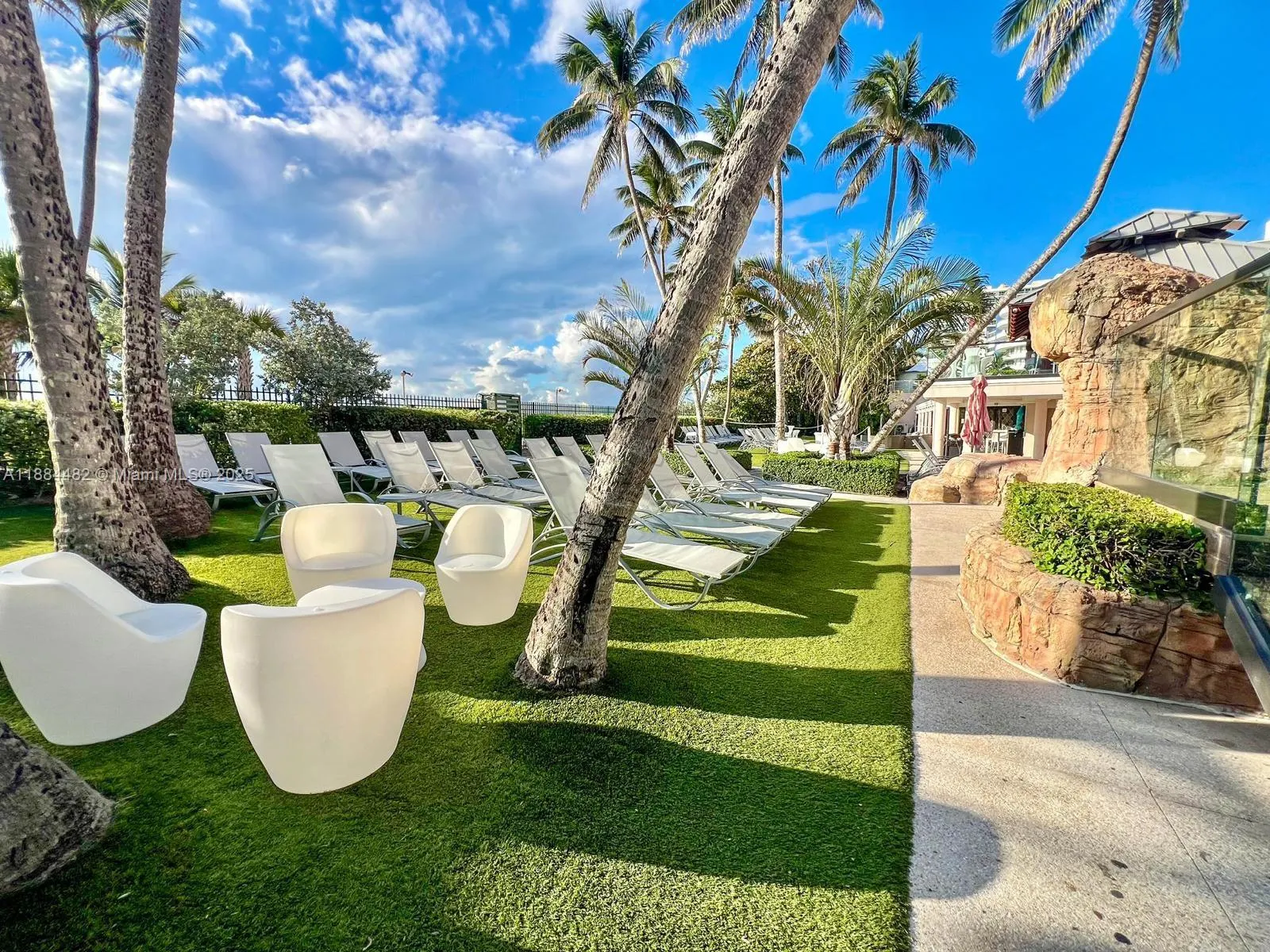 5225 Collins Ave, #517