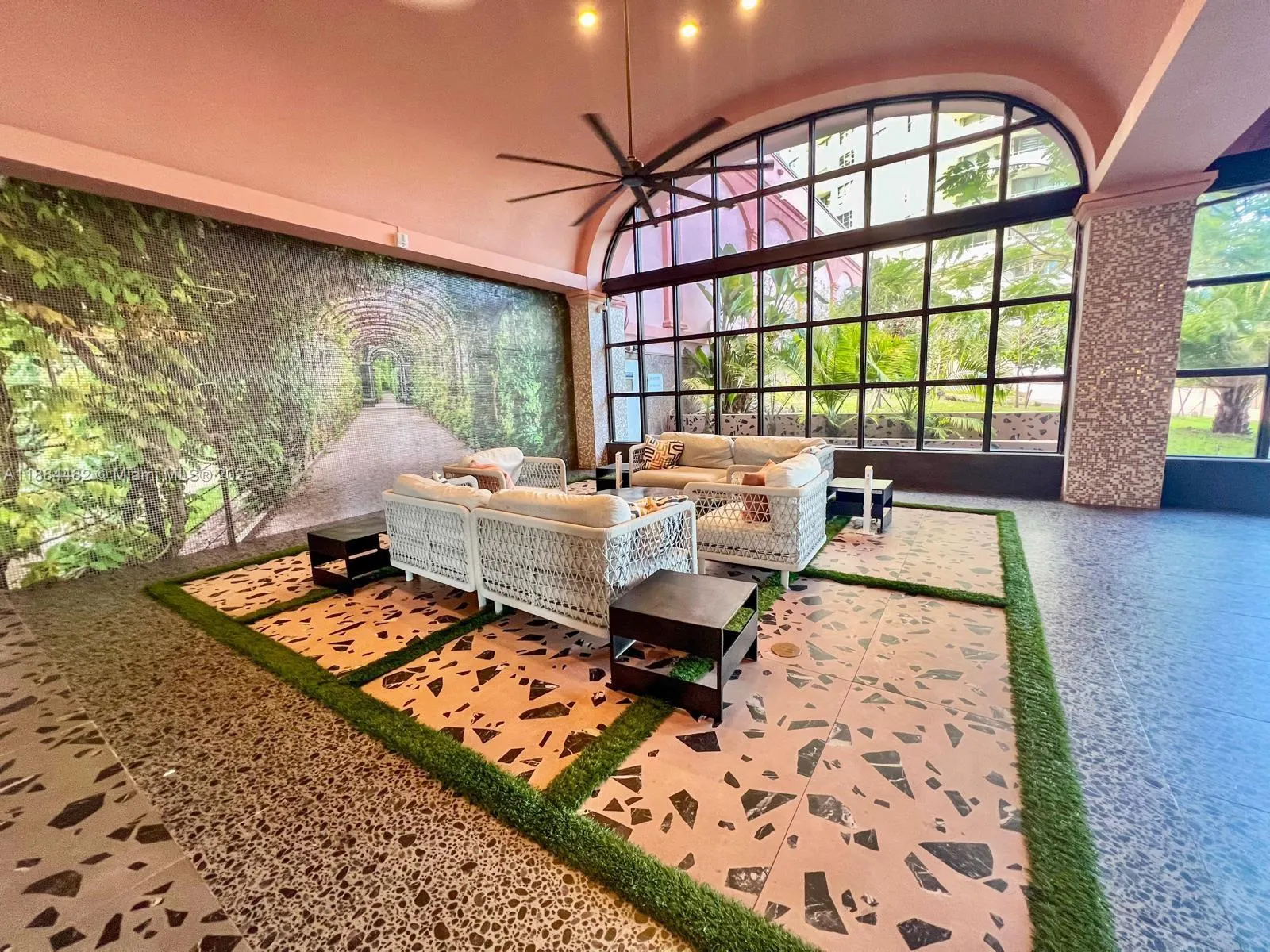 5225 Collins Ave, #517
