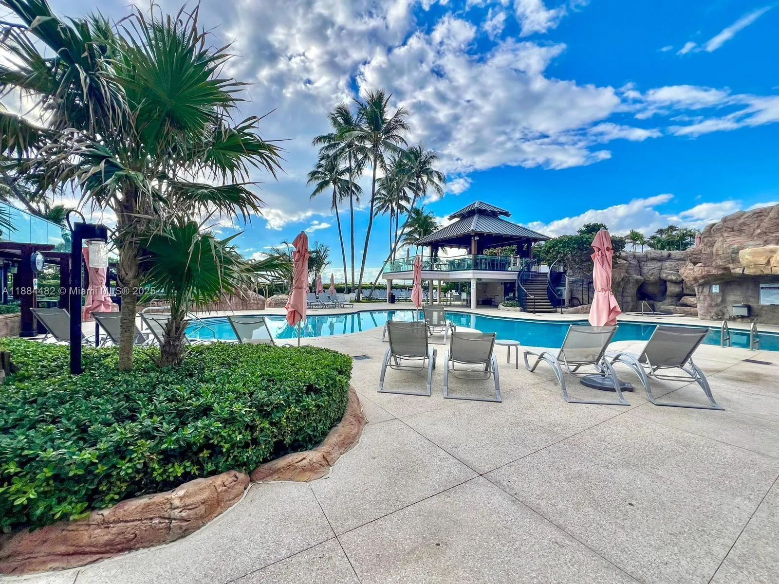 5225 Collins Ave, #517