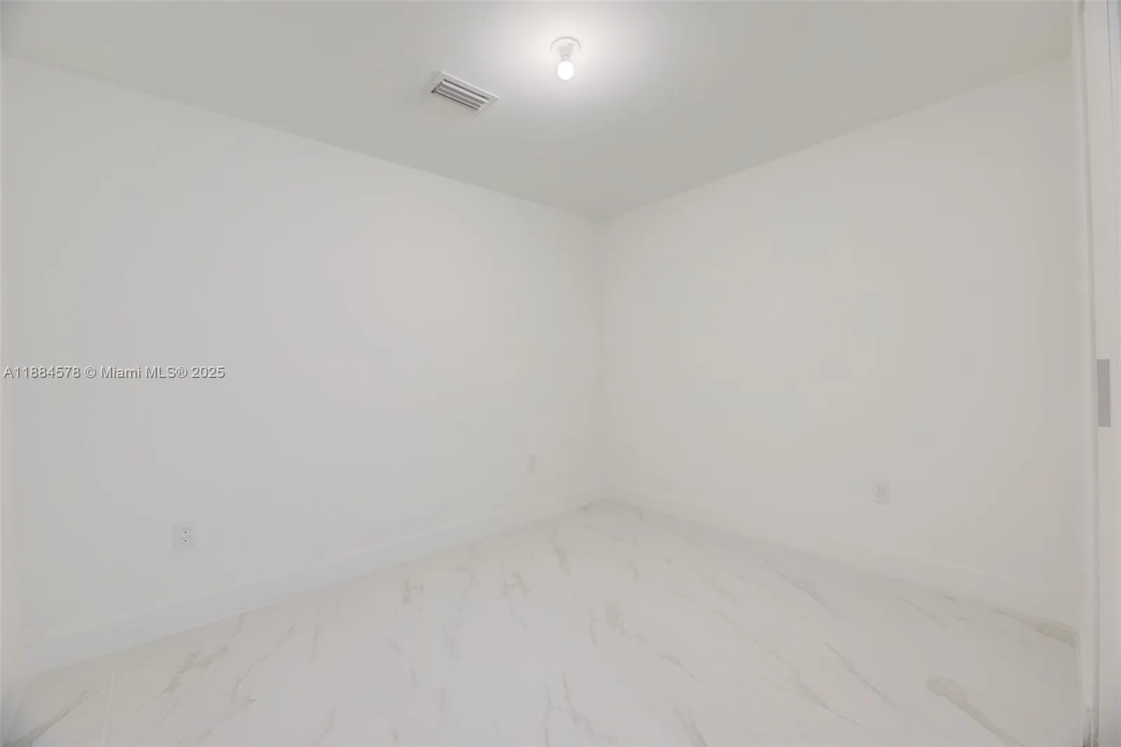 700 NE 24th St, #903