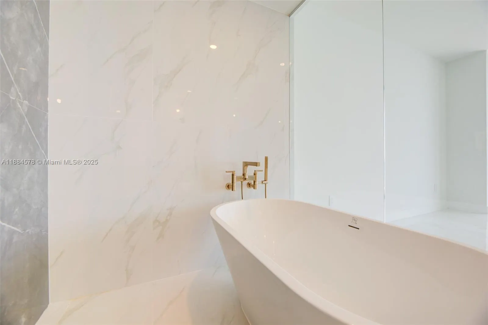 700 NE 24th St, #903
