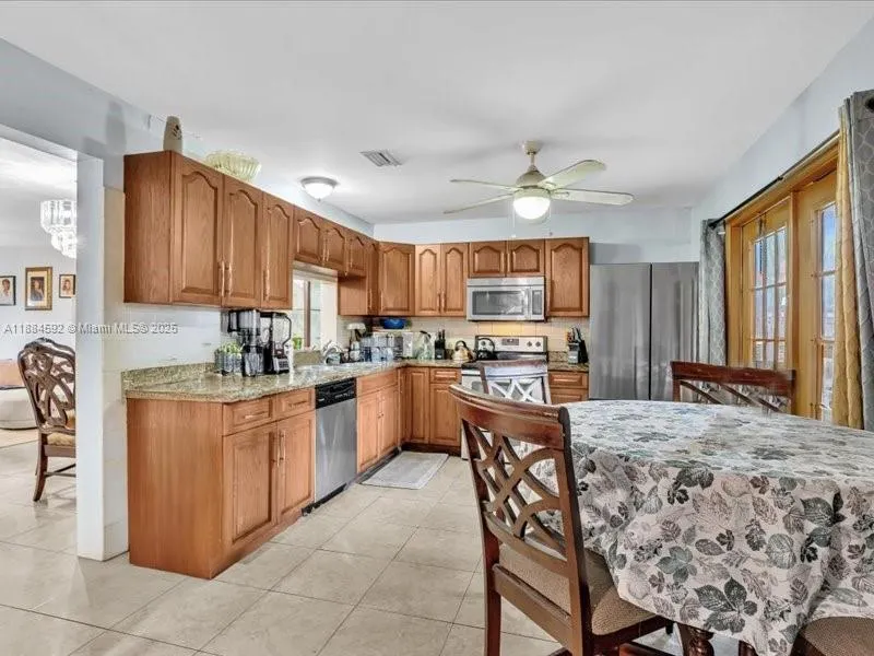9900 SW 12 st