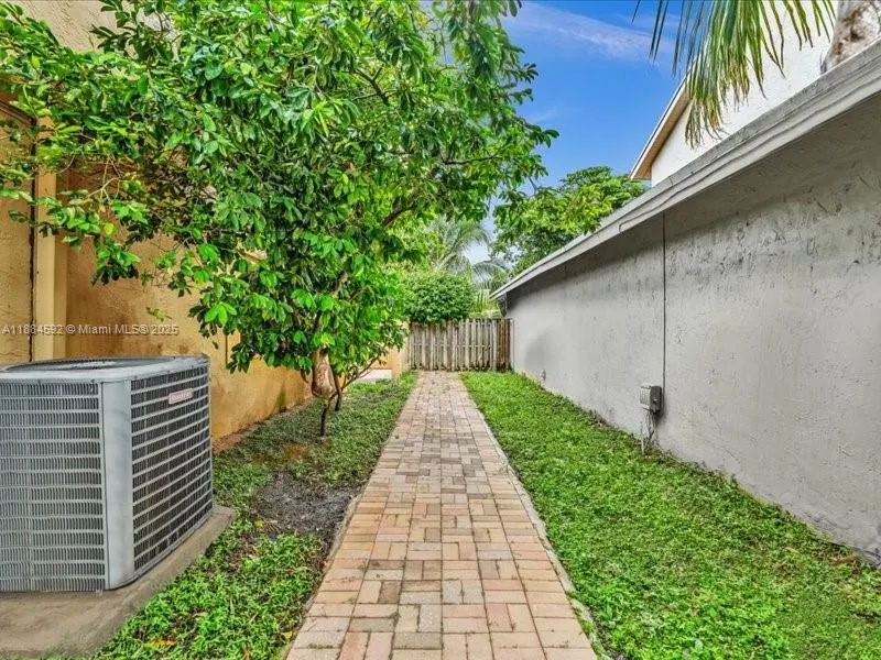 9900 SW 12 st
