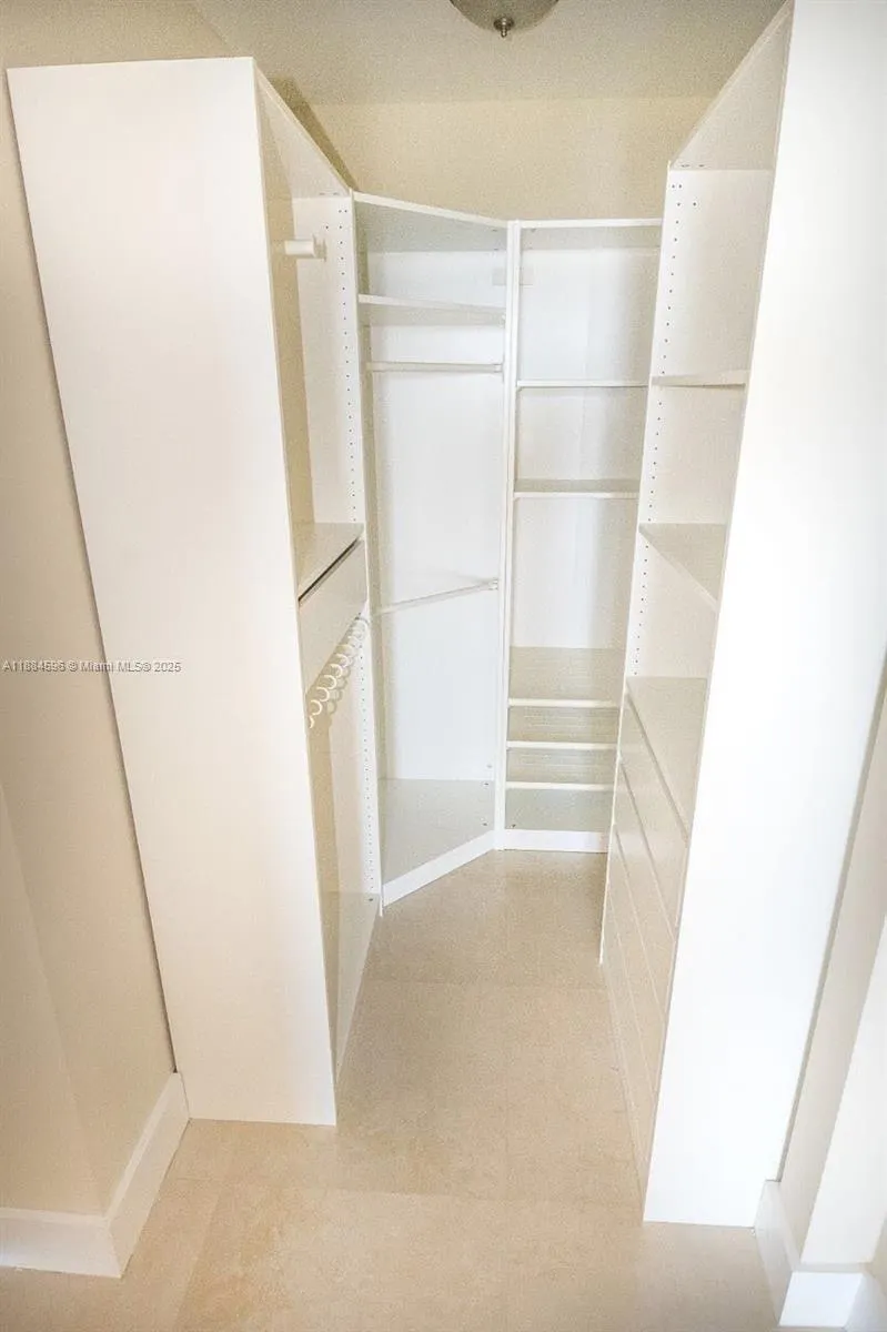 20301 W Country Club Dr, #1122