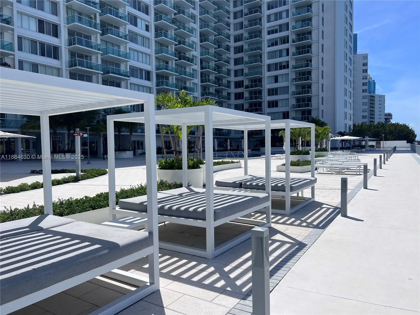 1000 West Ave, #432