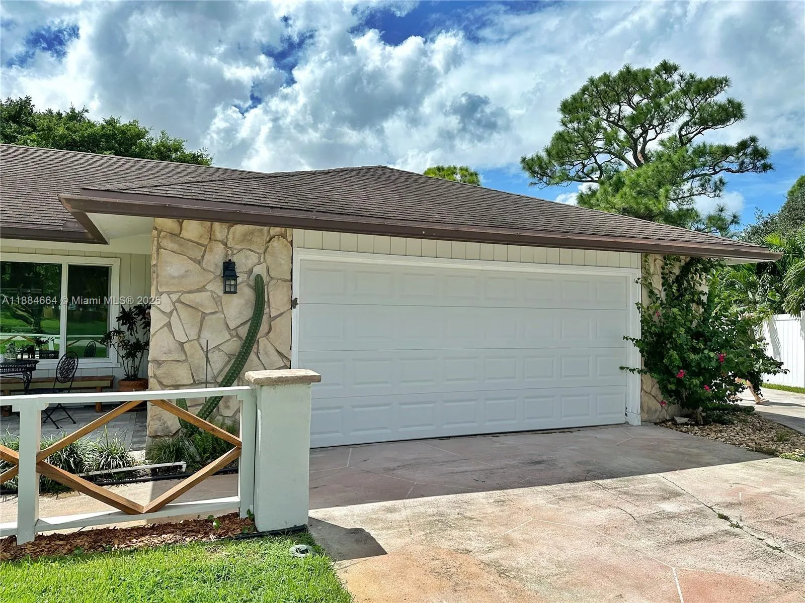5425 Woods West Dr