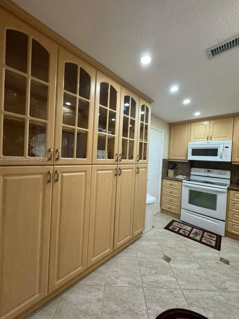 5005 Collins Ave, #714