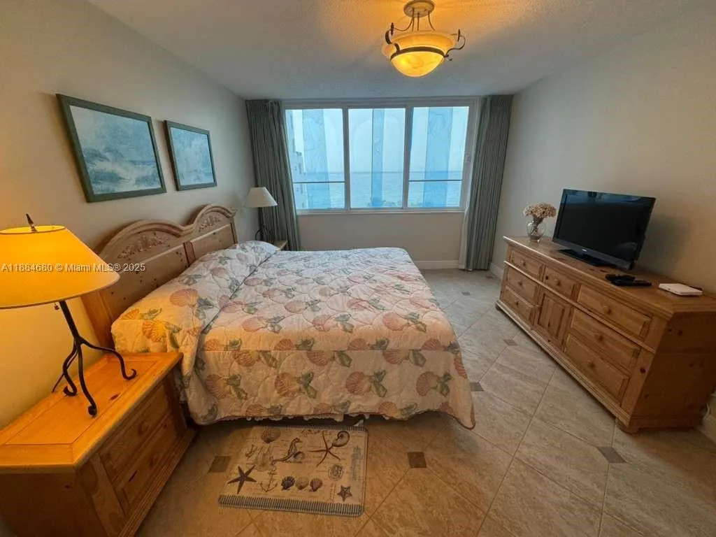 5005 Collins Ave, #714