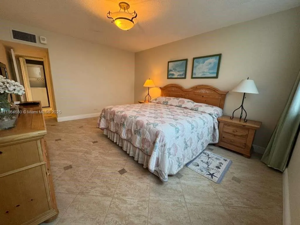 5005 Collins Ave, #714