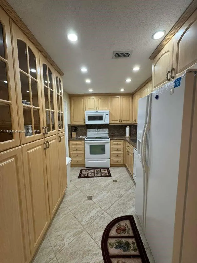 5005 Collins Ave, #714