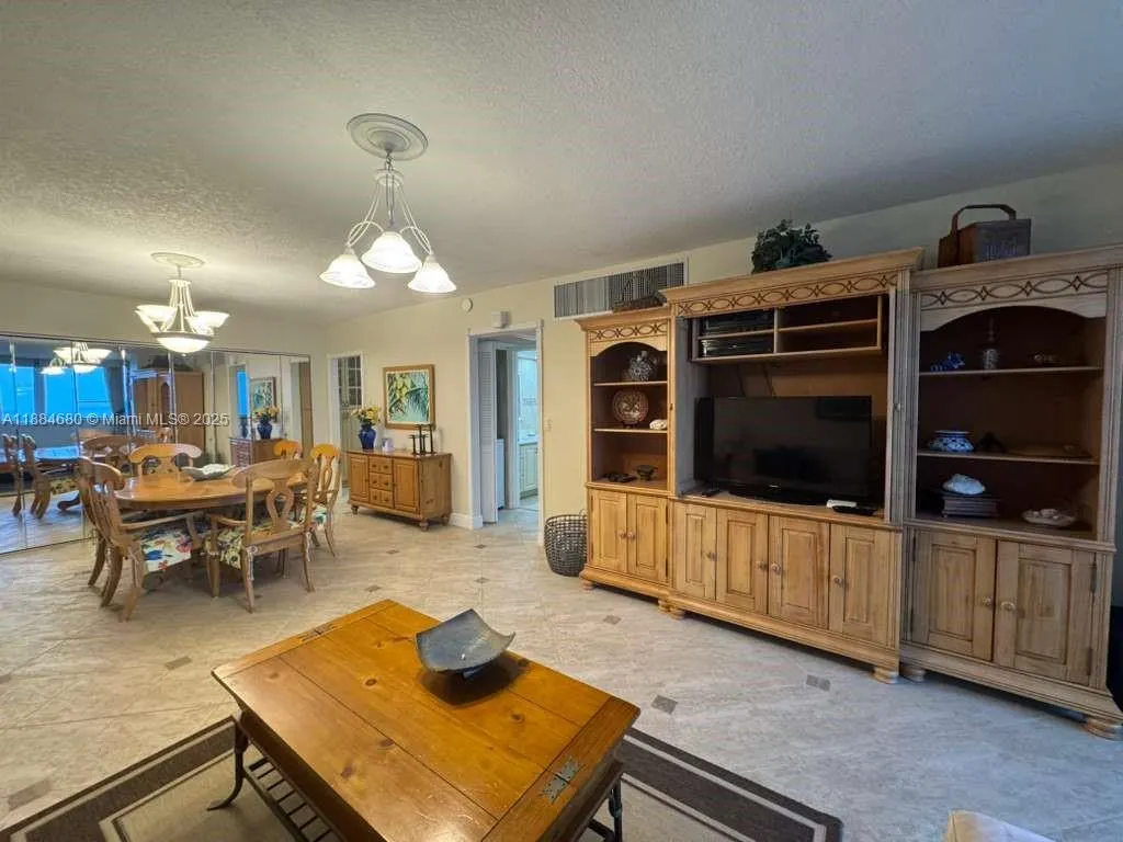 5005 Collins Ave, #714