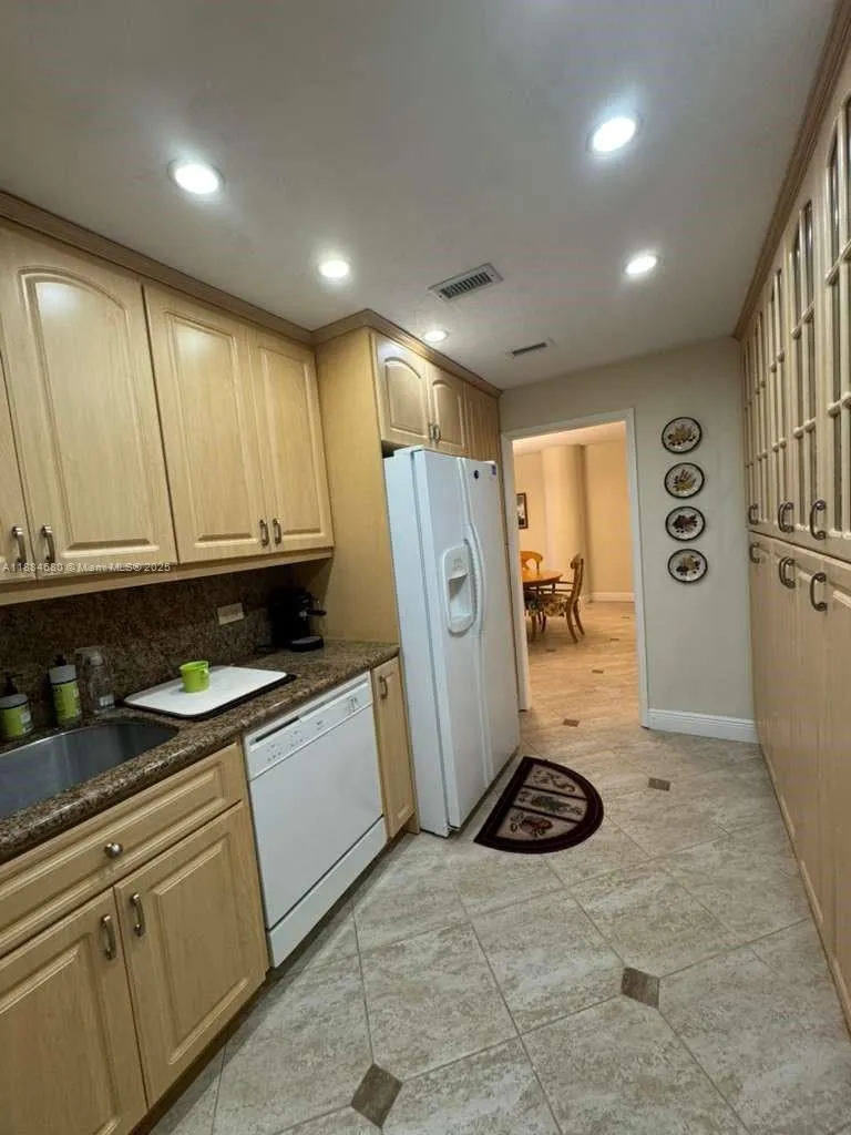 5005 Collins Ave, #714