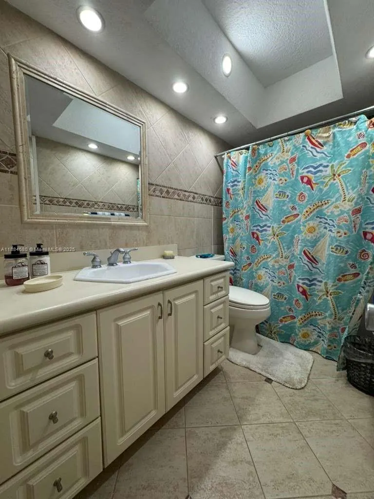 5005 Collins Ave, #714