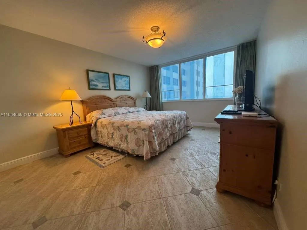 5005 Collins Ave, #714