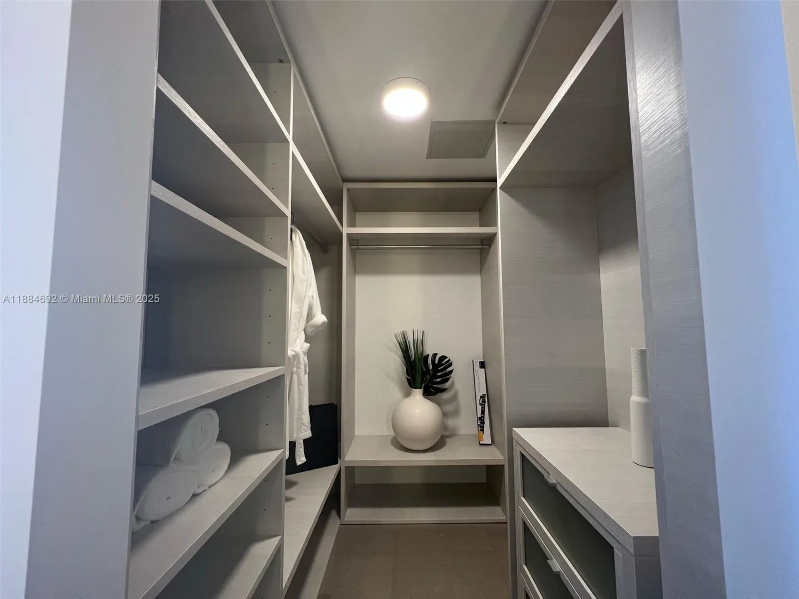 88 SW 7, #3506