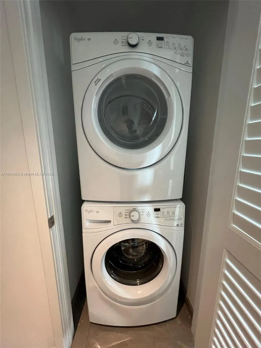 88 SW 7, #3506