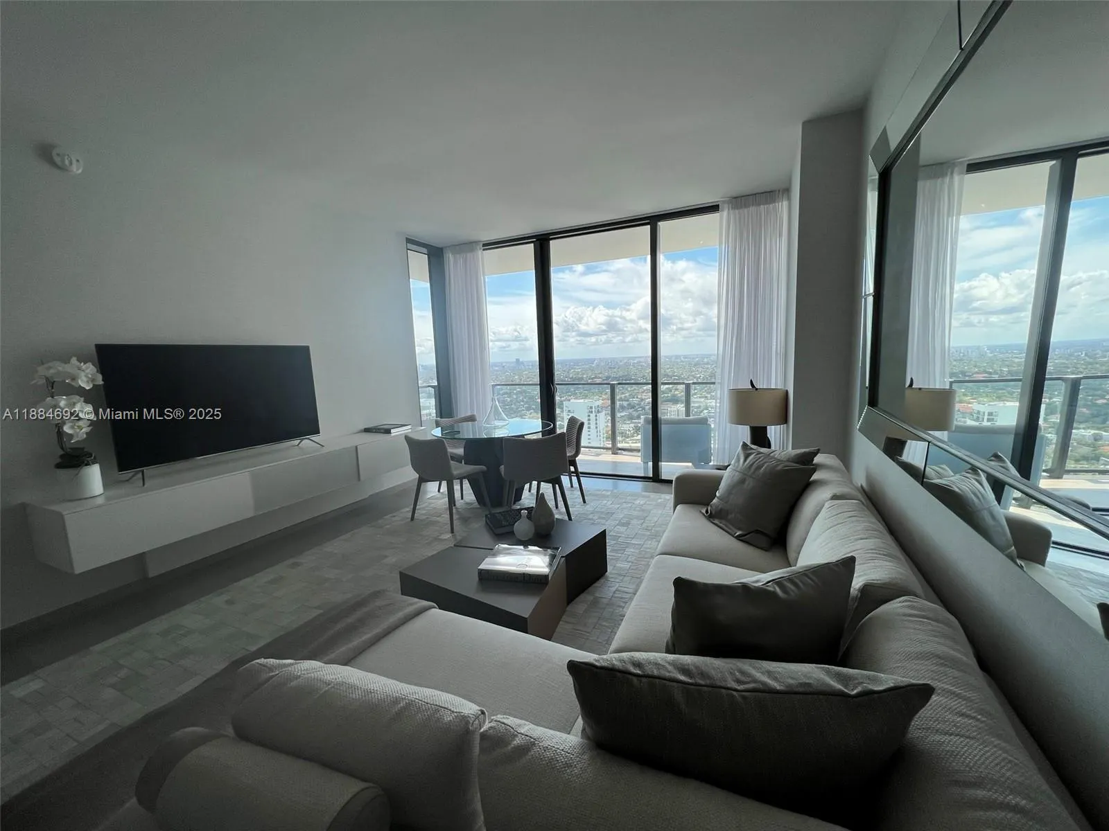 88 SW 7, #3506