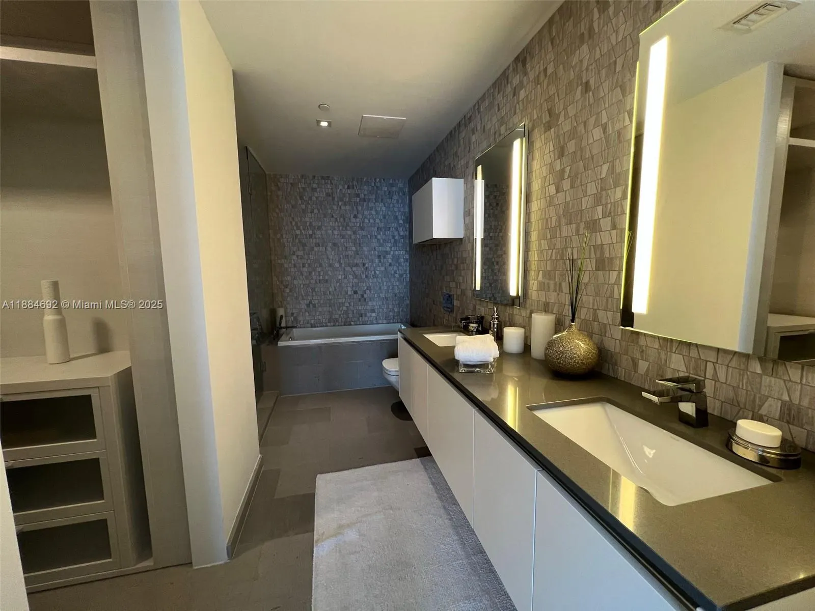 88 SW 7, #3506