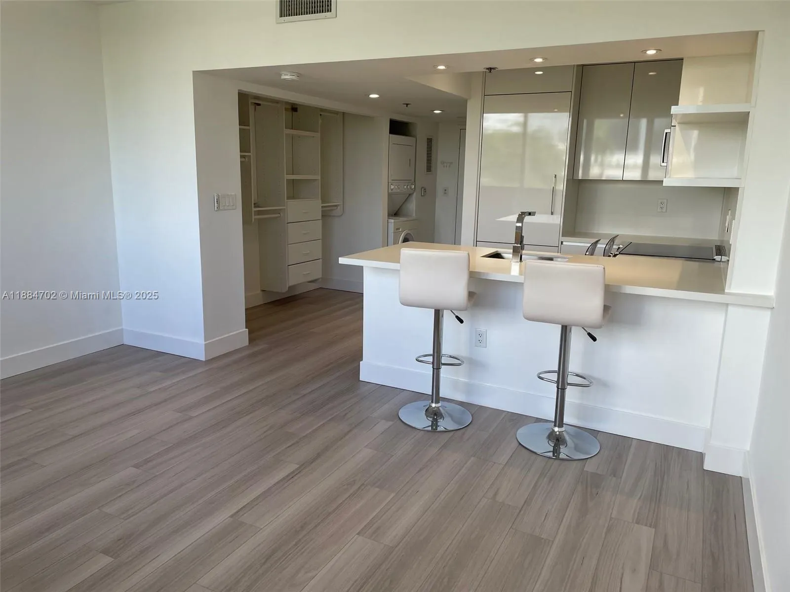 540 Brickell Key Dr, #507