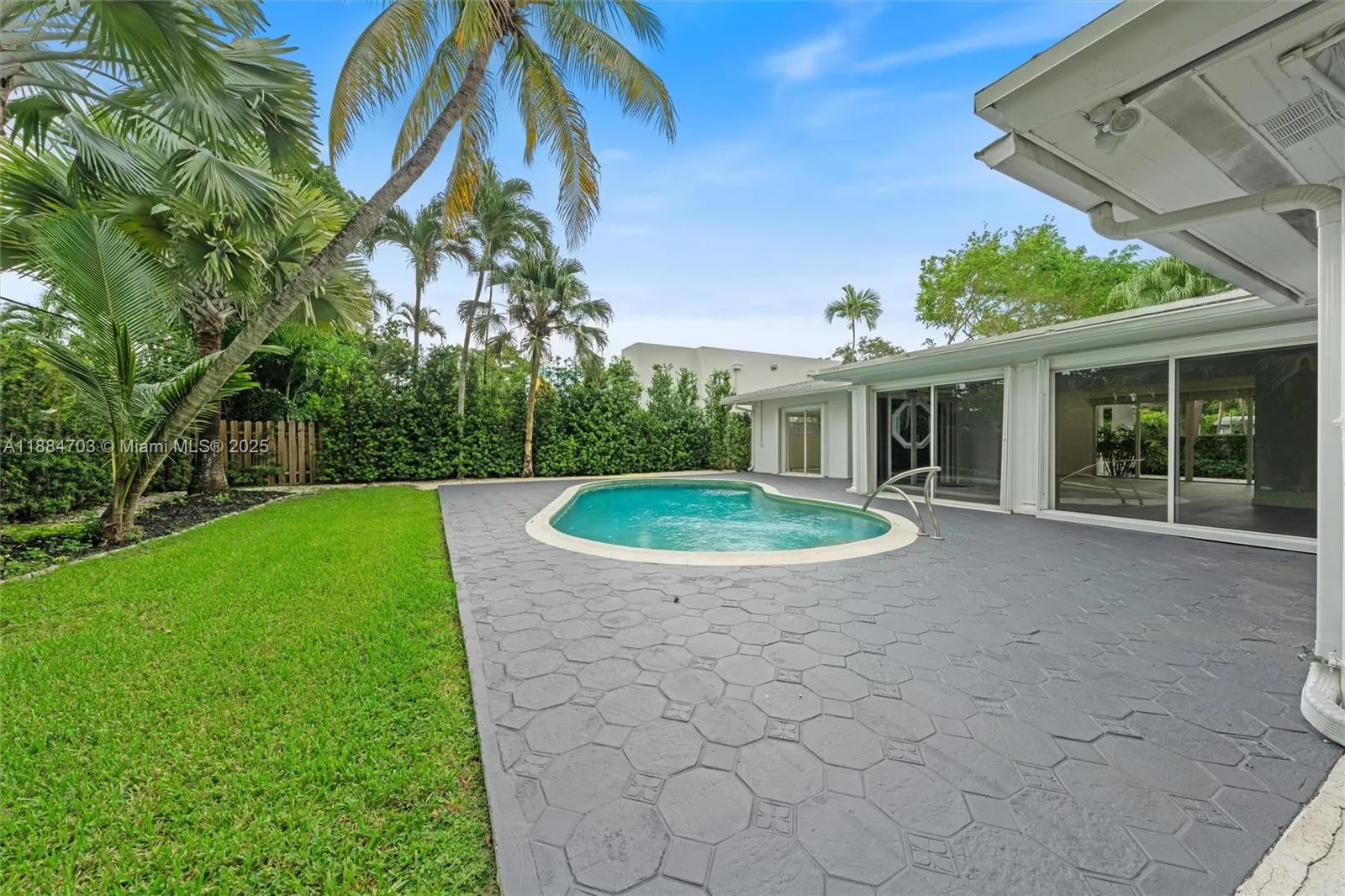 1825 Alamanda Dr