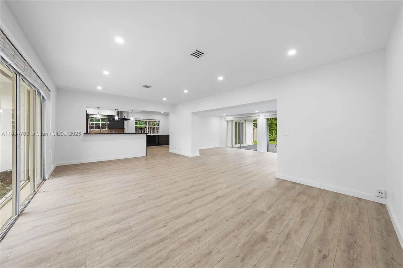 1825 Alamanda Dr