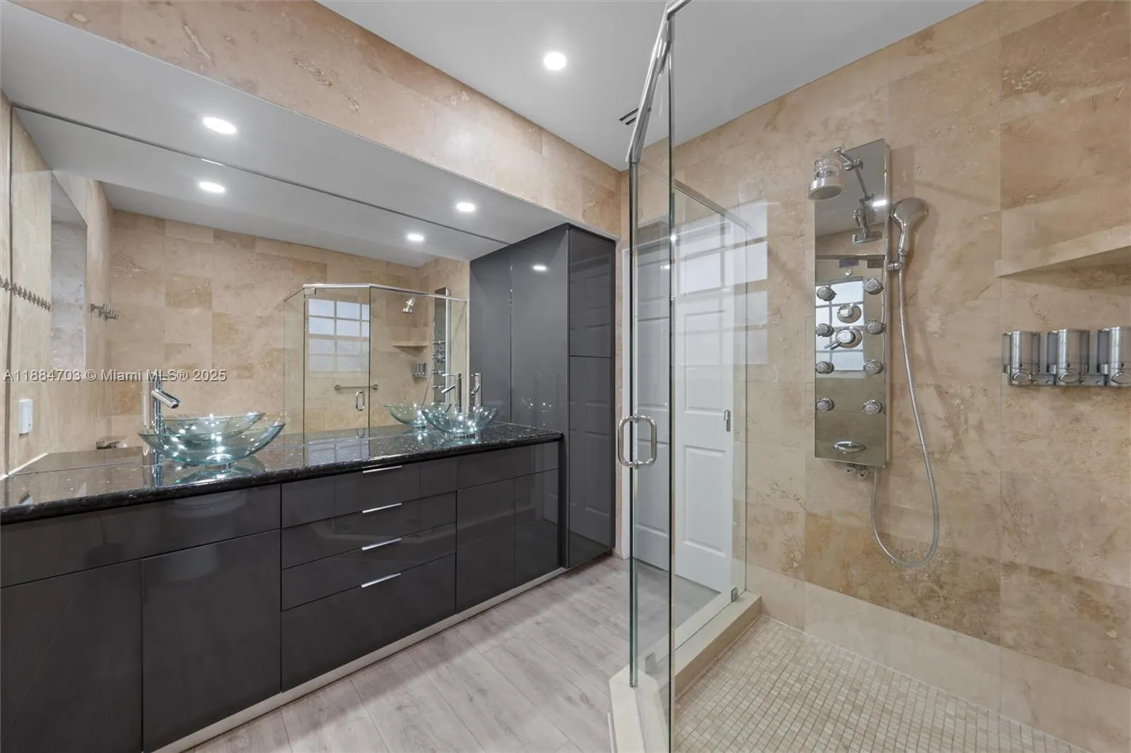 1825 Alamanda Dr