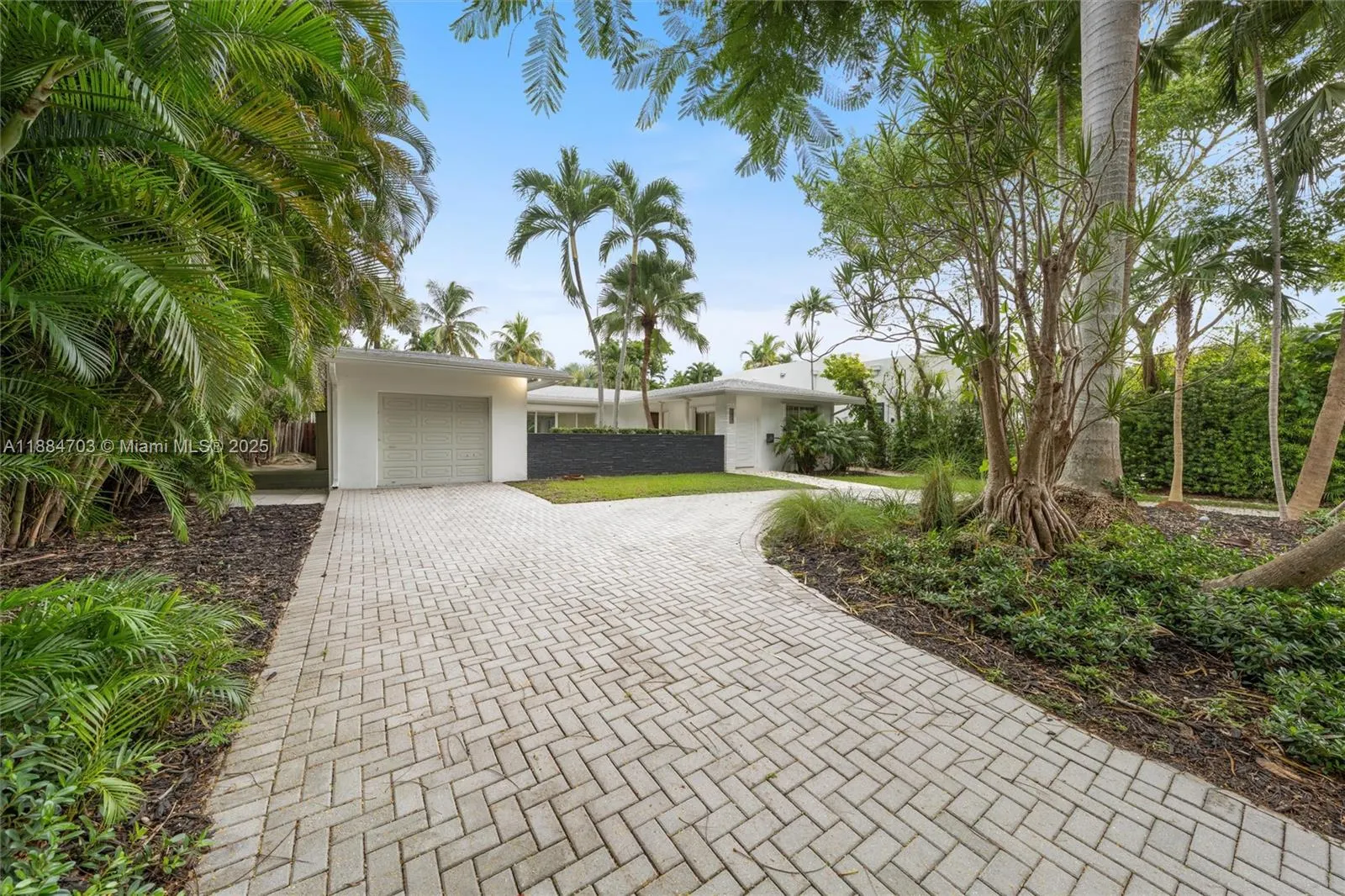 1825 Alamanda Dr
