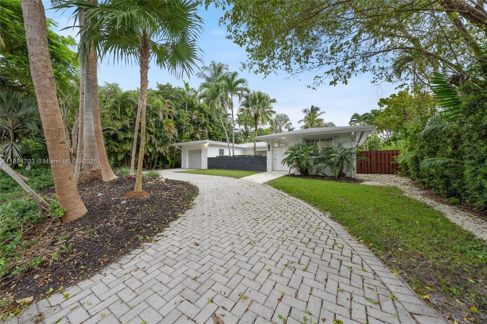 1825 Alamanda Dr