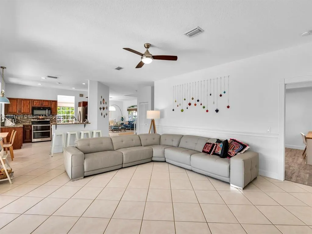 762 Verona Lake Dr