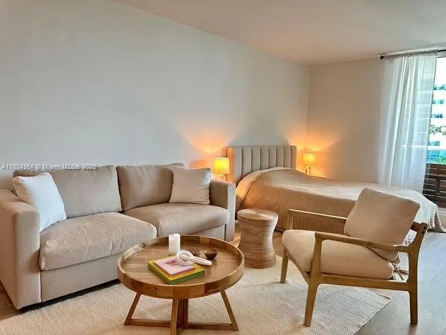 2301 Collins Ave, #511