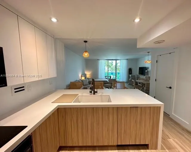 2301 Collins Ave, #511