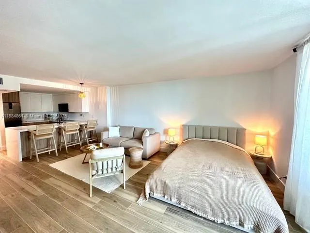 2301 Collins Ave, #511