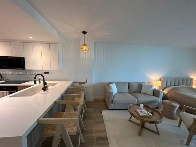 2301 Collins Ave, #511