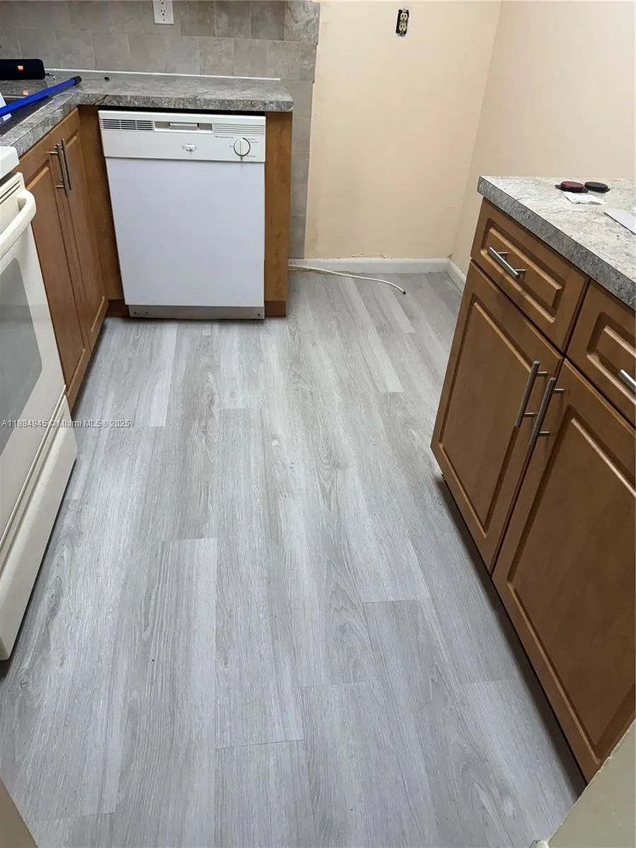 490 NW 20th St, #3090
