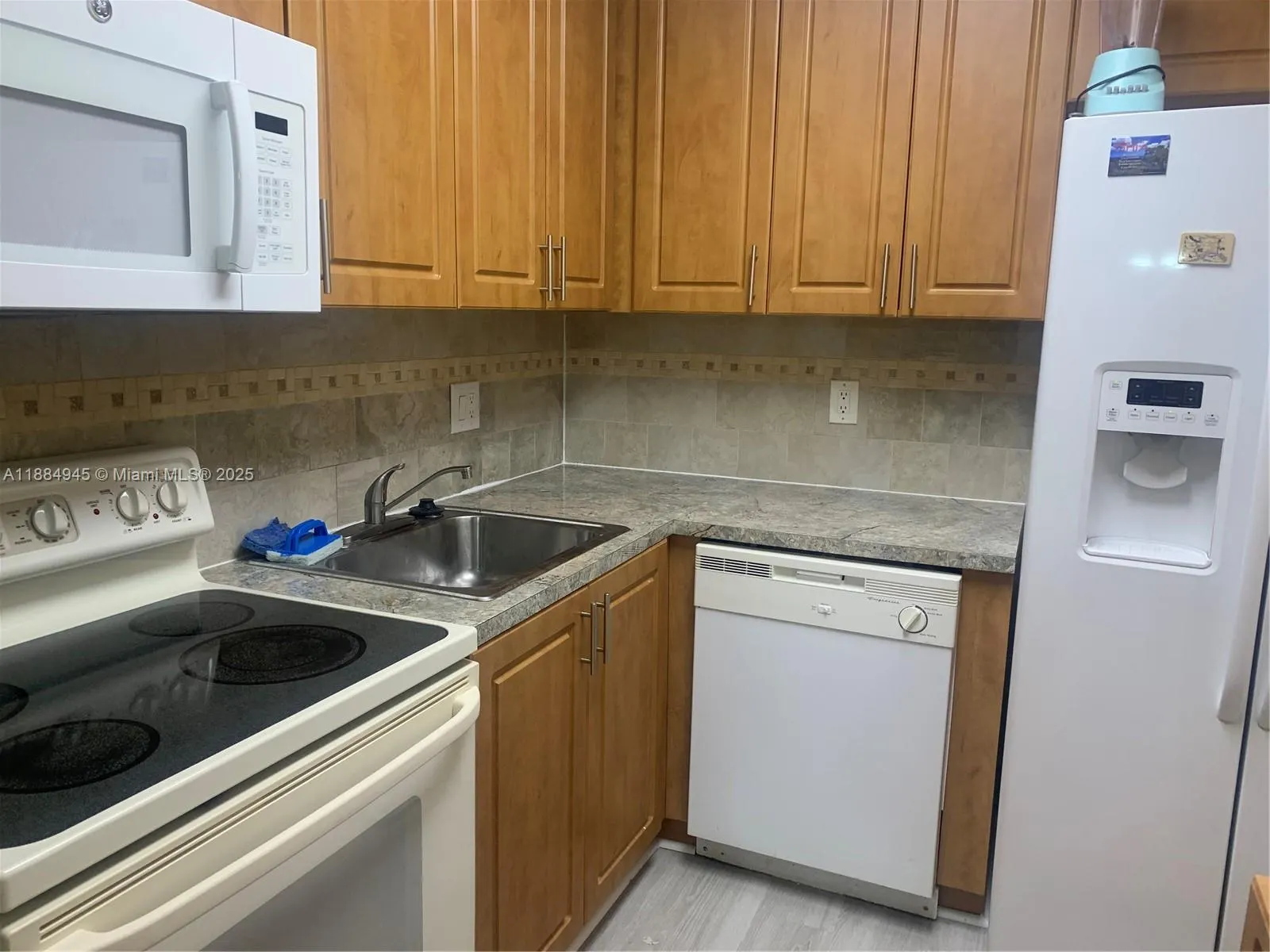 490 NW 20th St, #3090