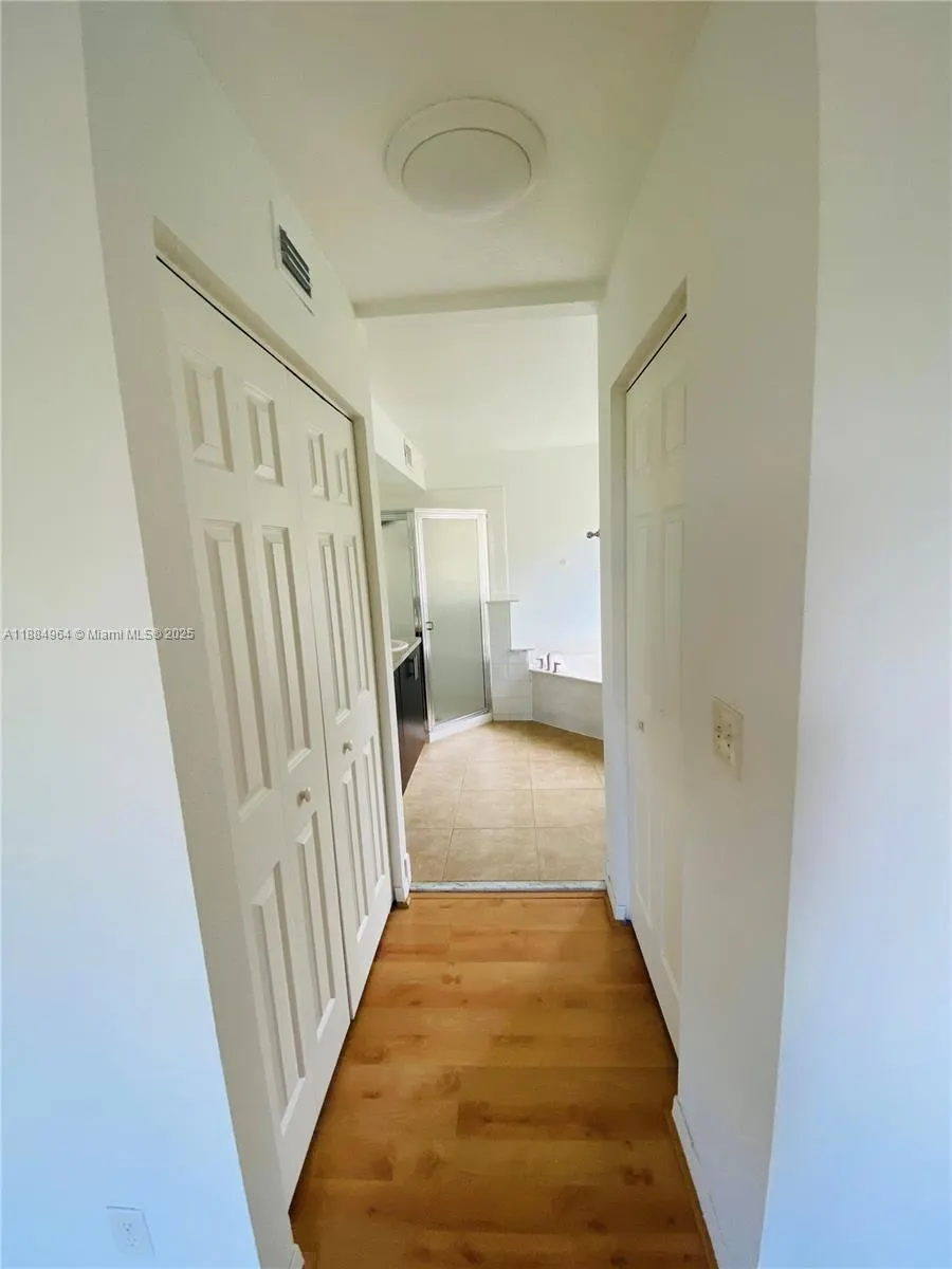 2433 Pasadena Way
