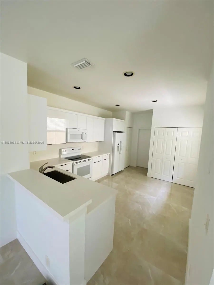 2433 Pasadena Way