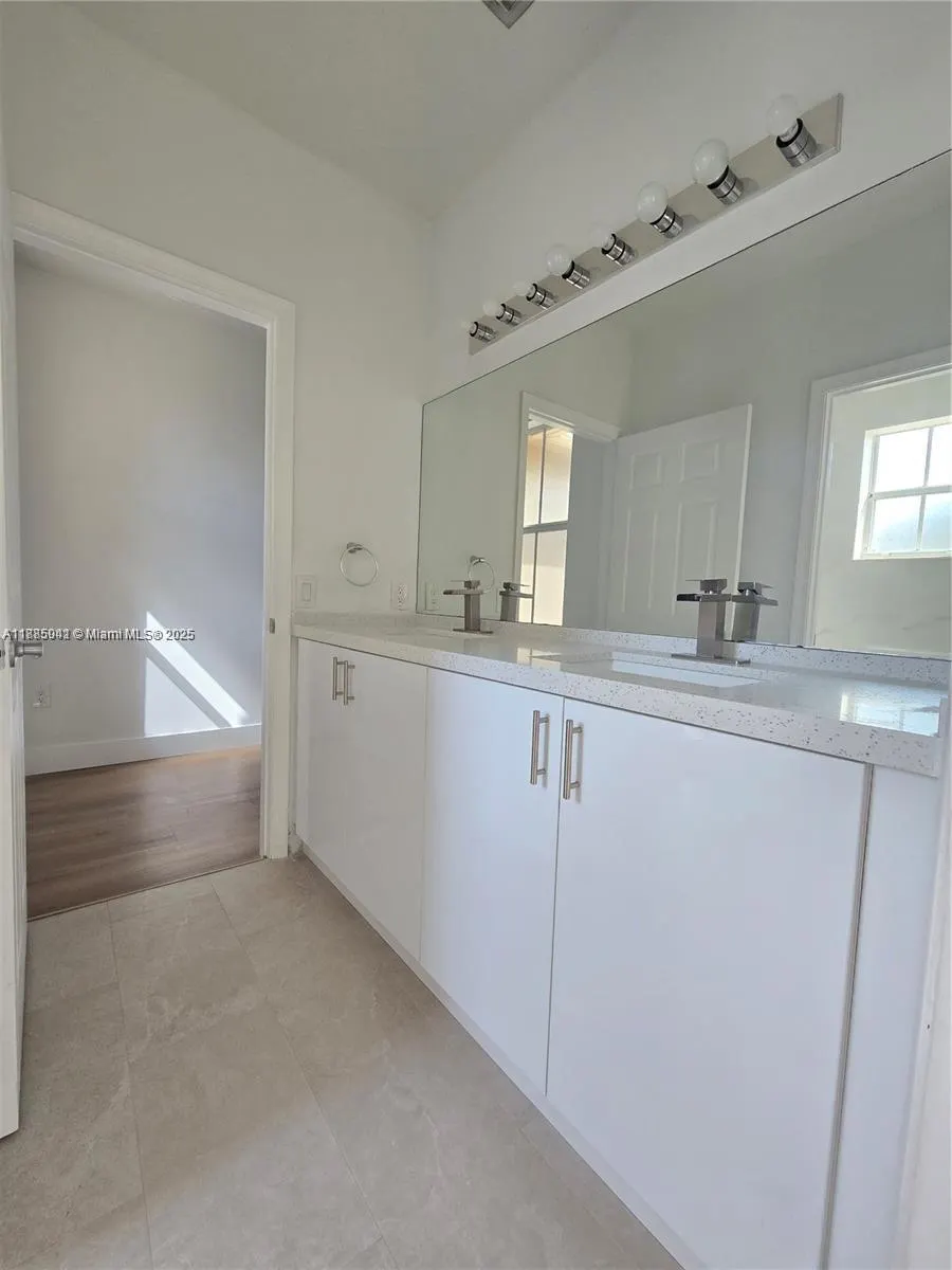 129 Riverwalk Cir, #129