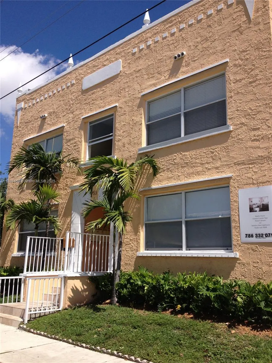 953 SW 10th St, #2