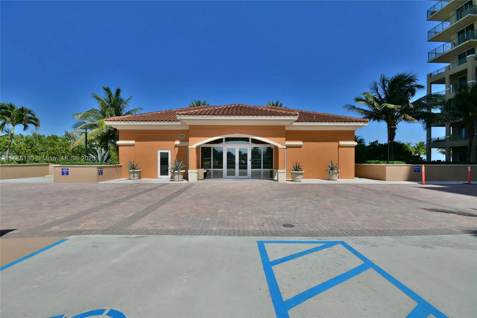 2080 S Ocean Dr, #1111