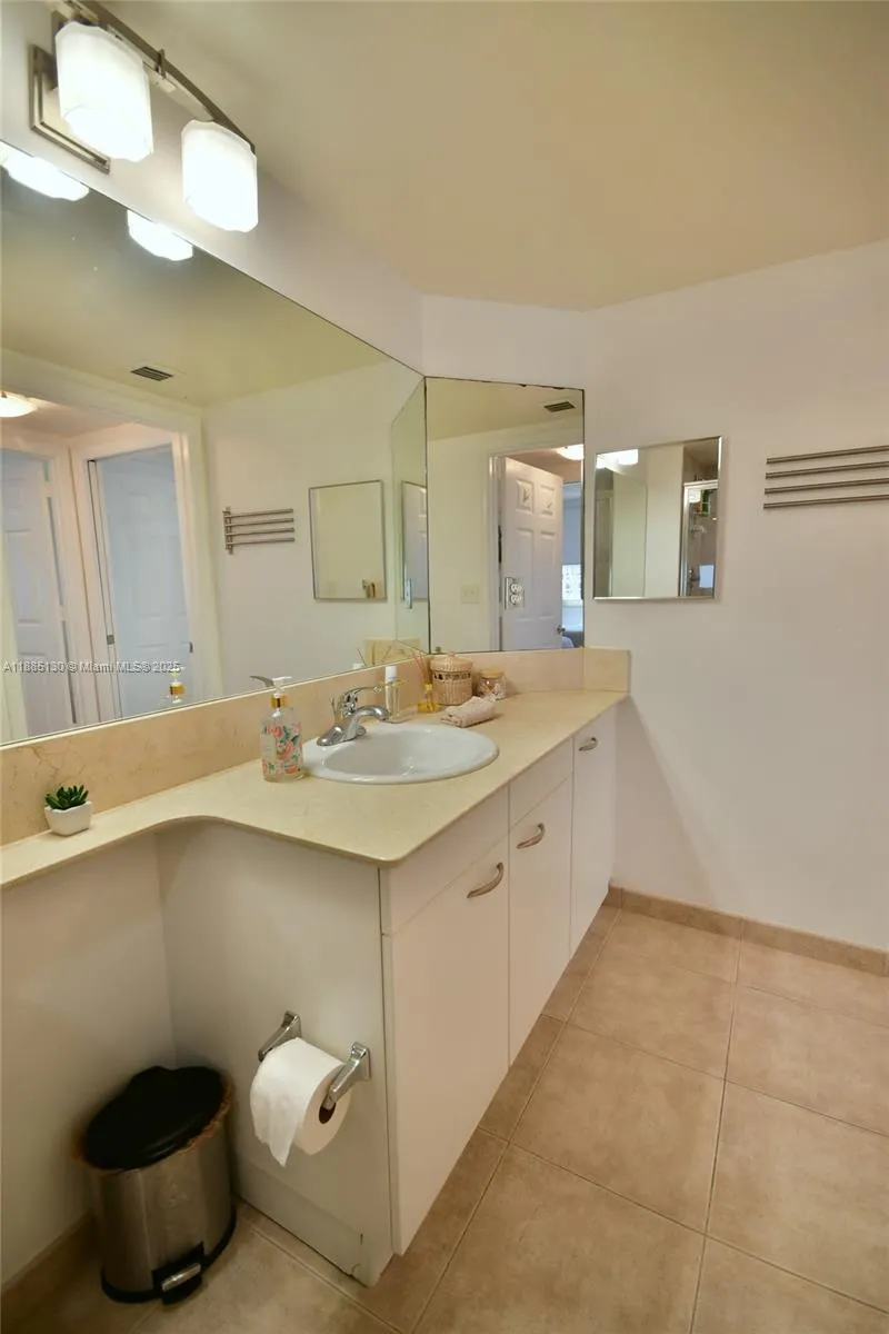 2080 S Ocean Dr, #1111