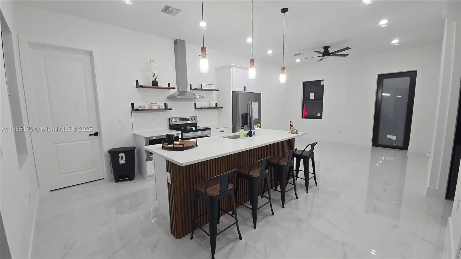 939 Sentinela Blvd