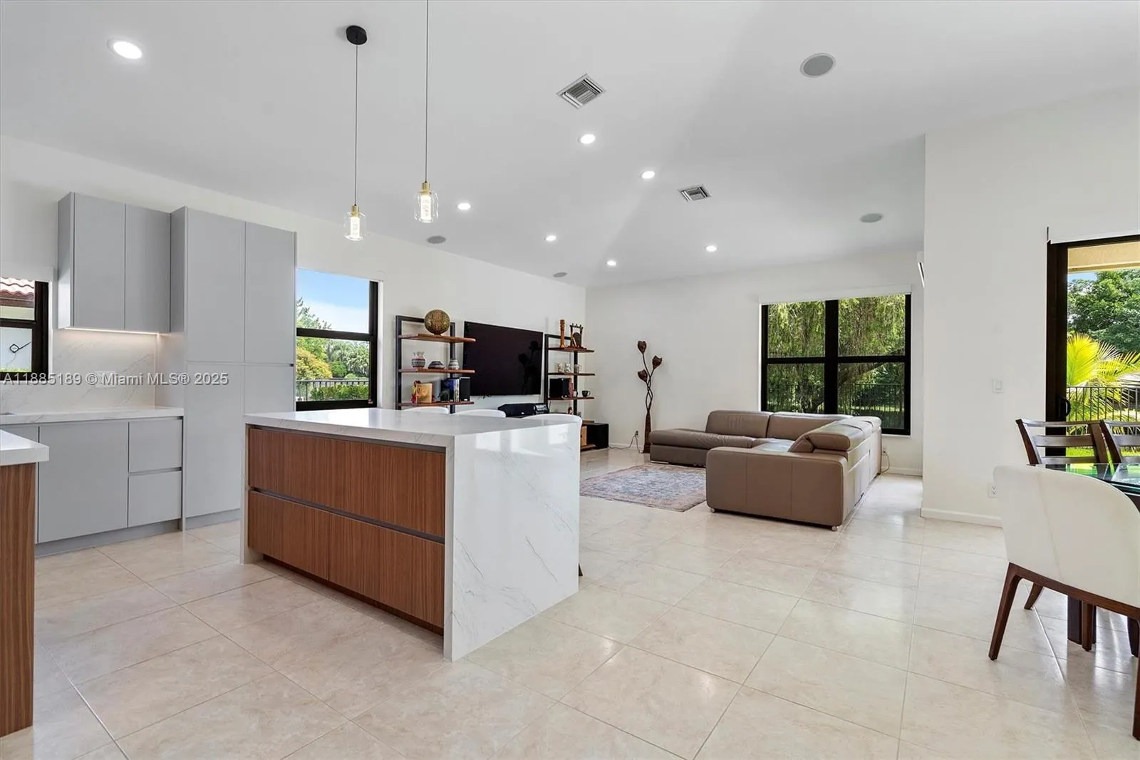 430 Alexandra Cir