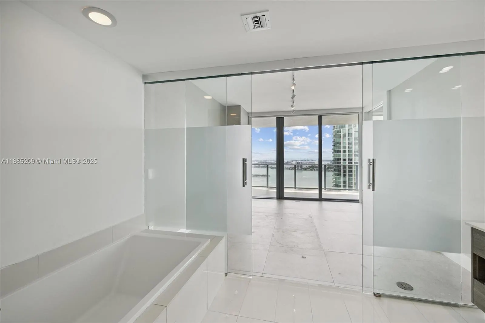 650 NE 32nd St, #4203