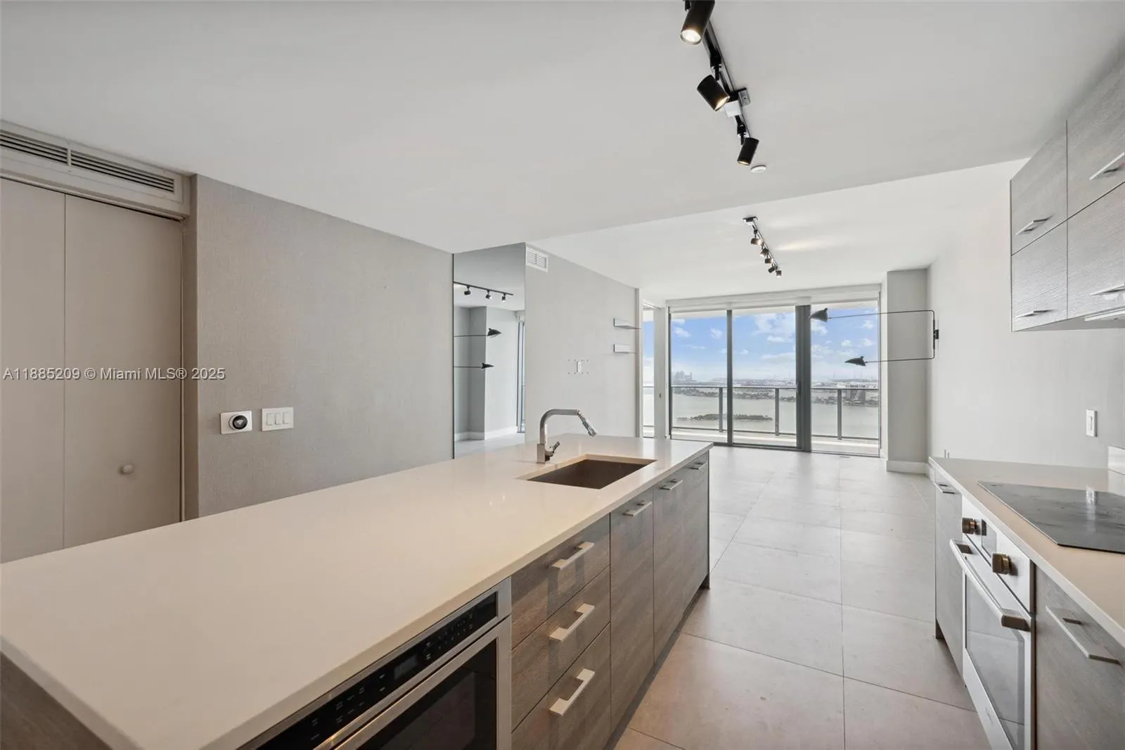 650 NE 32nd St, #4203