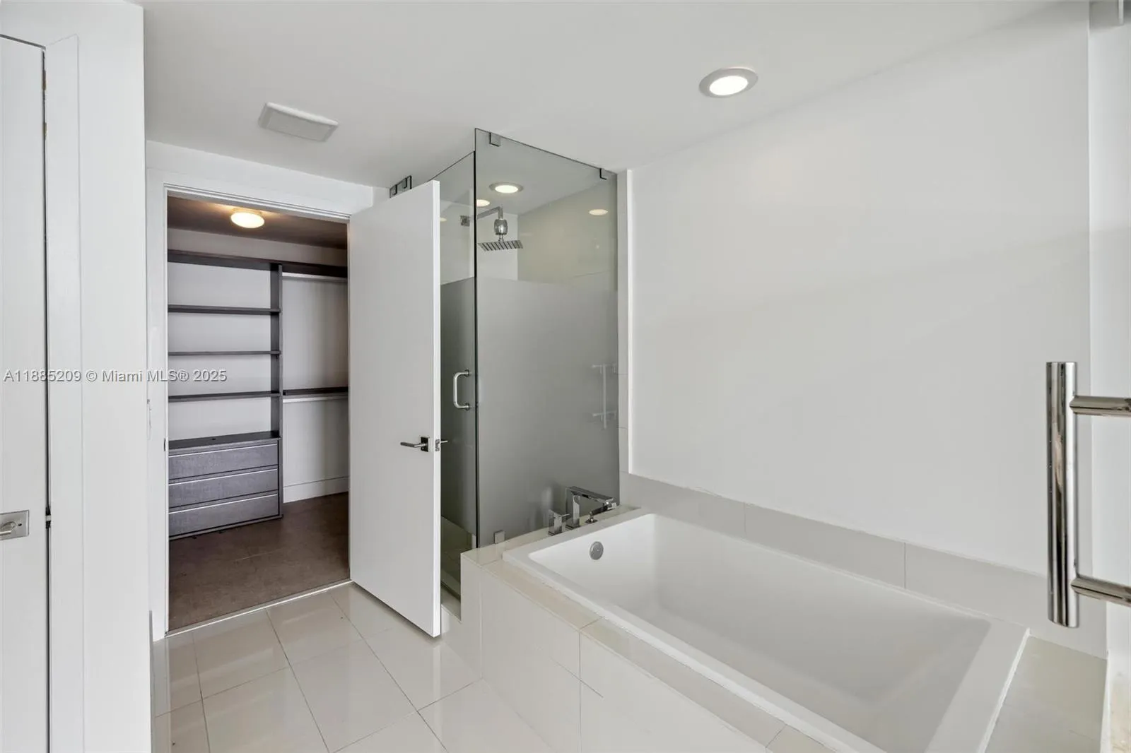 650 NE 32nd St, #4203