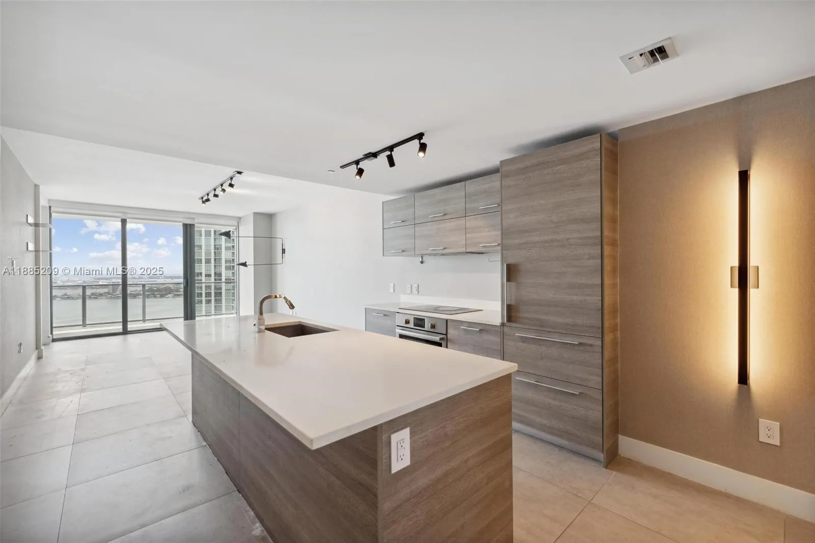 650 NE 32nd St, #4203
