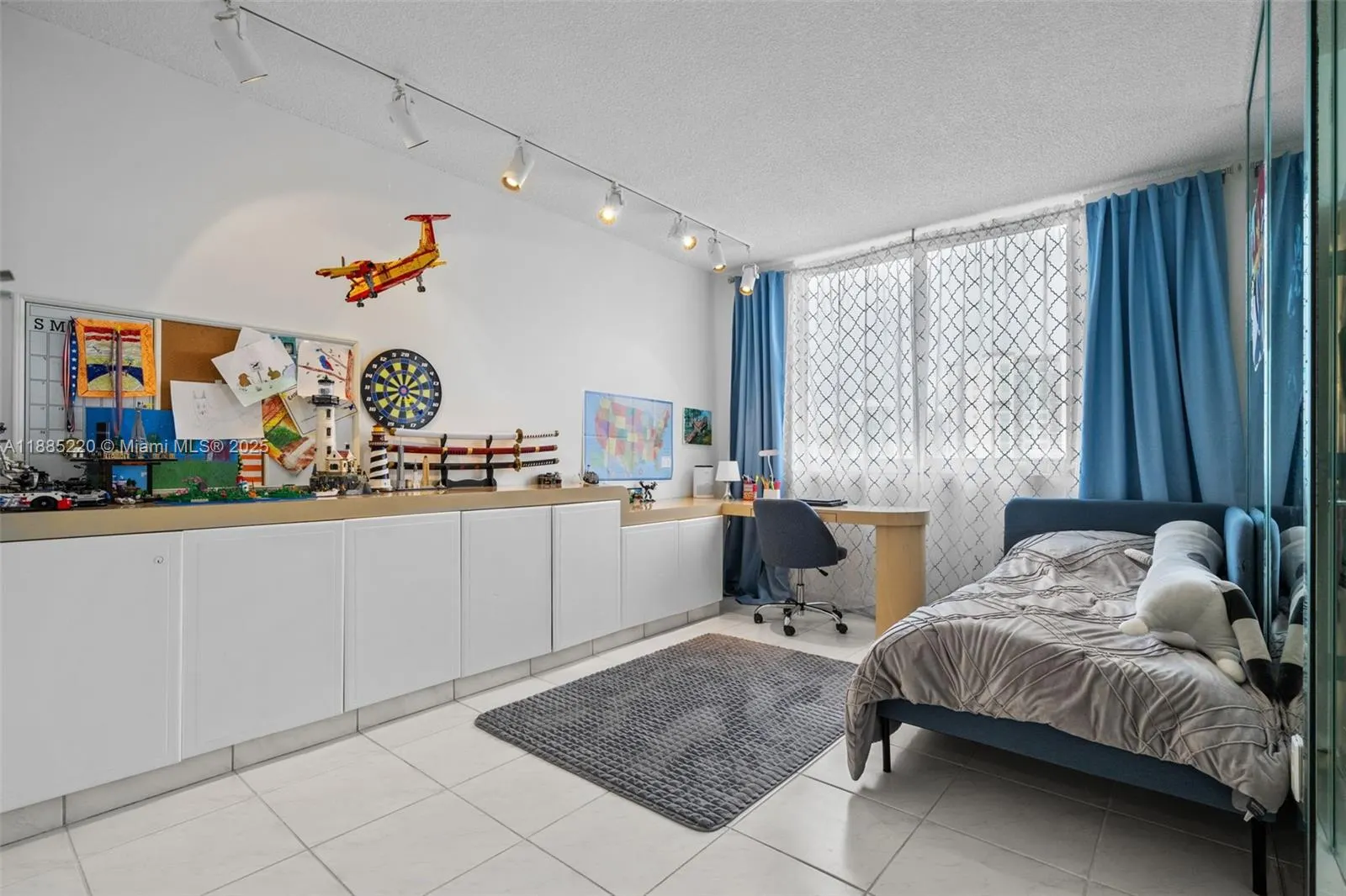 300 Bayview Dr, #807